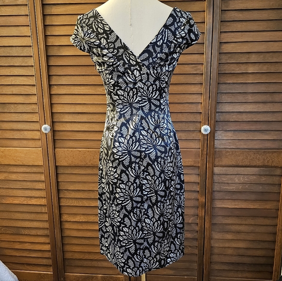 Maggie London Black and White Floral-Print V-neck Cocktail Dress (2P) - Picture 4 of 6